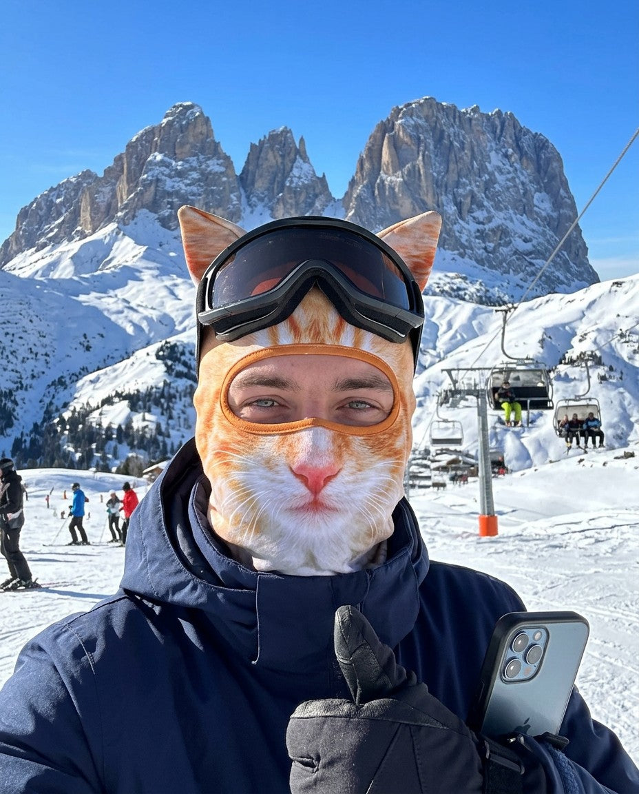 Passamontagna Gatto Rosso con orecchie 3D indossato in pista sulle Dolomiti