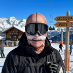 Passamontagna Nonno Tonino indossato in pista con maschera da sci