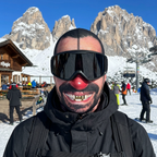 Passamontagna Zio Bombardino indossato in pista davanti al rifugio