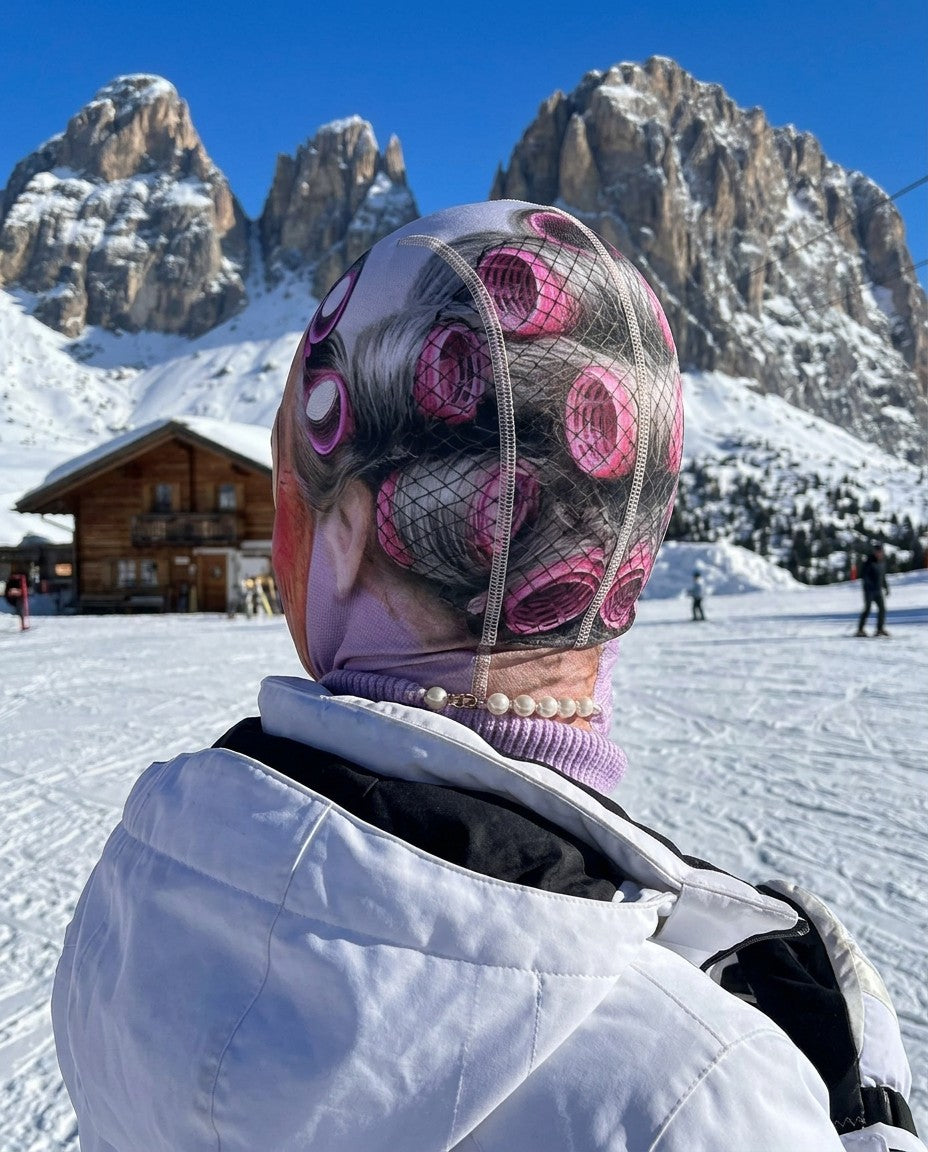 Passamontagna Nonna Pina visto da dietro: i bigodini sono stampati anche sulla nuca