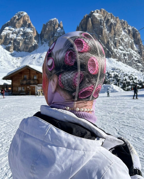 Passamontagna Nonna Pina visto da dietro: i bigodini sono stampati anche sulla nuca