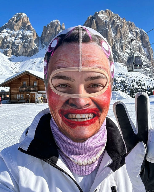 Passamontagna Nonna Pina indossato in pista: bigodini, rossetto e occhi veri