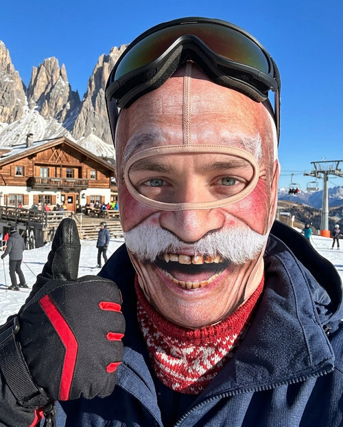 Passamontagna Nonno Tonino indossato in pista: faccia da nonno coi baffi bianchi e occhi veri