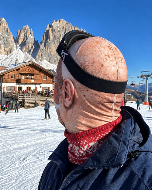 Passamontagna Nonno Tonino visto di lato: la stampa continua sulla testa pelata e sul collo