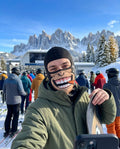 Passamontagna Scimmia col Sigaro indossato in coda allo skilift con lo snowboard