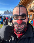Passamontagna Zio Bombardino indossato al rifugio: naso rosso, barba nera e dente d'oro