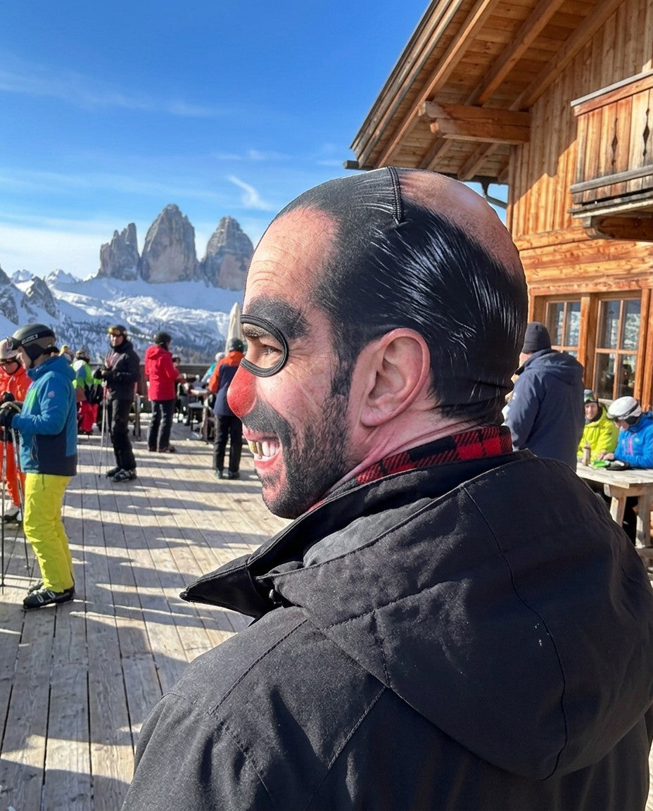 Passamontagna Zio Bombardino visto di lato: capelli impomatati e sciarpa a quadri stampati